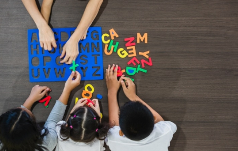 Trẻ mới biết đi ở Hàn Quốc bị nhồi nhét các bài kiểm tra tiếng Anh