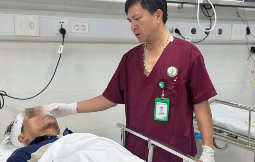 Nhiều nạn nhân vụ ô tô tông liên hoàn 8 xe máy ở Hà Nội bị thương rất nặng