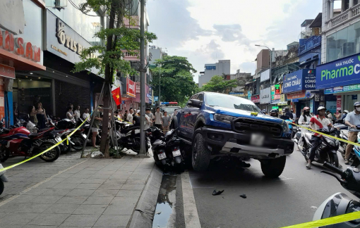 Ô tô tông liên hoàn 8 xe máy ở Hà Nội