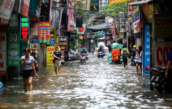 Mưa lớn gây ngập lụt nhiều tuyến phố nội thành Hà Nội