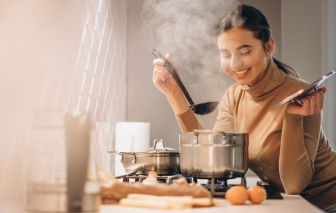 Gánh nặng phục vụ bữa trưa cho đồng nghiệp