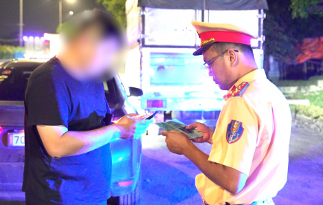 Chạy trong làn hỗn hợp vượt hơn 35km/h, tài xế ô tô bị phạt 13 triệu đồng