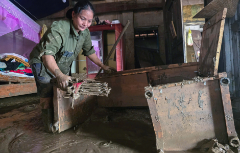 Người dân “bới bùn” cứu đồ đạc, vật dụng sau trận lũ lịch sử