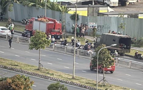 Nhiều cảnh sát tìm kiếm người nghi rơi xuống cống