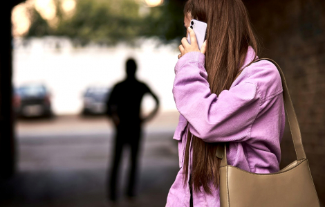 Nỗi ám ảnh từ những kẻ đeo bám