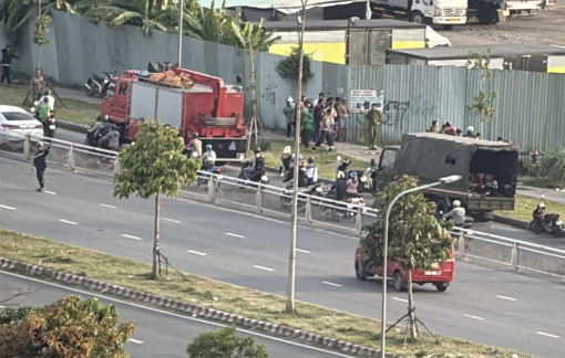 Nhiều cảnh sát tìm kiếm người nghi rơi xuống cống