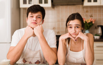 Chồng chuyển 100 triệu đồng mỗi tháng, vợ vẫn... vô cảm