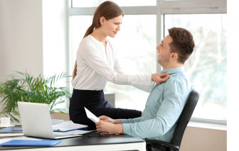 Người ta đang "bình thường hóa" chuyện ngoại tình công sở?