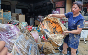Hàng hóa ngập trong bùn, tiểu thương trắng tay sau lũ