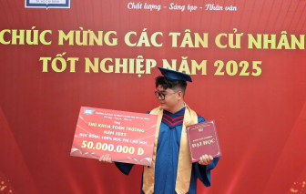 Ráng học để lấy học bổng, chàng trai "ẵm" luôn ngôi vị thủ khoa toàn trường