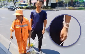 Người mẹ cột con trai tâm thần vào mình, hàng ngày đi khắp phố dọn vệ sinh