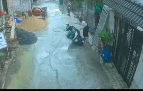 Người phụ nữ xô đổ xe máy của shipper: Một lời xin lỗi vẫn còn nợ