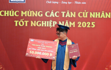 Ráng học để lấy học bổng, chàng trai "ẵm" luôn ngôi vị thủ khoa toàn trường