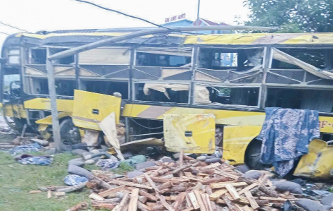 Vụ lật xe khách khiến 10 người tử vong: Do nổ lốp xe dẫn đến mất lái