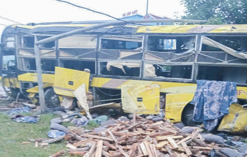 Vụ lật xe khách khiến 10 người tử vong: Do nổ lốp xe dẫn đến mất lái