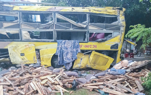 Xe khách lật ở Hà Tĩnh khiến 10 người tử vong: Xe chưa được cấp lại phù hiệu