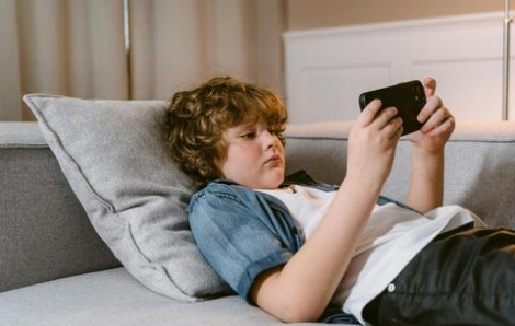 Anh áp dụng luật kiểm tra độ tuổi trên mạng để bảo vệ trẻ em khỏi nội dung độc hại