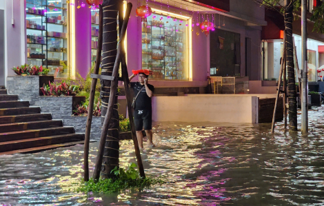 Mưa lớn, nhiều tuyến đường ở Hà Nội ngập sâu