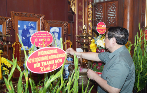 Thủ tướng Chính phủ Phạm Minh Chính dâng hương tưởng niệm Đại tướng Nguyễn Chí Thanh tại TP Huế