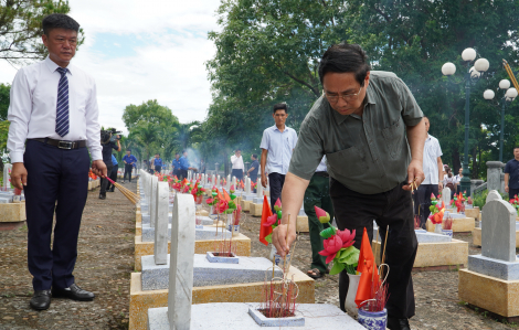 Thủ tướng Phạm Minh Chính thăm hỏi, tặng quà Mẹ Việt Nam Anh hùng ở Quảng Trị