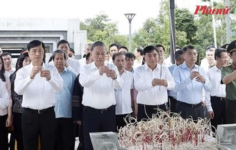 Tổng bí thư Tô Lâm dâng hương tưởng niệm các anh hùng, liệt sĩ tại Điện Biên