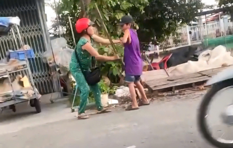 Bán ế vé số, 2 cháu bé bị cô ruột đánh tới tấp