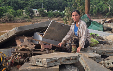 Bất lực nhìn gia tài của mình chìm vào nước lũ