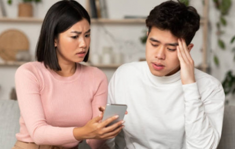 Phía sau những tấm hình vợ chồng hạnh phúc