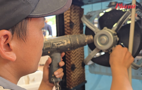 Sửa đồ điện miễn phí cho người dân vùng lũ