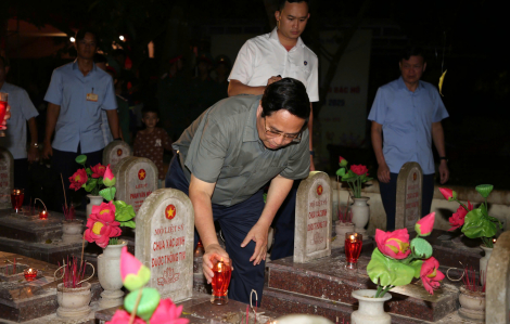 Thắp nến tri ân các anh hùng liệt sĩ tại nghĩa trang liệt sĩ Quốc gia Trường Sơn