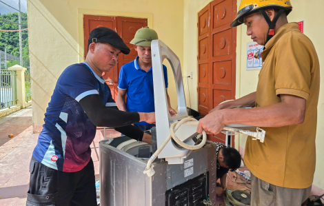 Hàng trăm thợ điện về vùng lũ sửa đồ miễn phí cho người dân