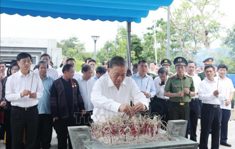 Tổng bí thư Tô Lâm dâng hương tưởng niệm các anh hùng, liệt sĩ tại Điện Biên