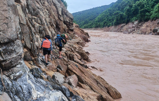 Đường bị lũ xé nát, cán bộ xã “cắt rừng” vào bản nhận hàng cứu trợ