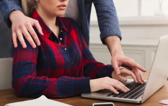 Kẻ quấy rối yên vị, còn nạn nhân mất việc