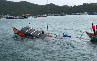Cứu 9 ngư dân bị chìm tàu trên biển