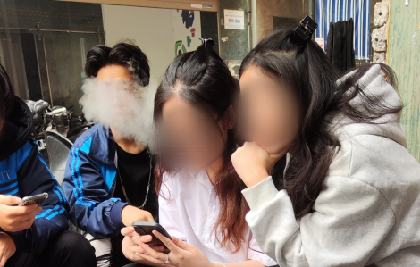 Nữ sinh hút thuốc lá điện tử gia tăng