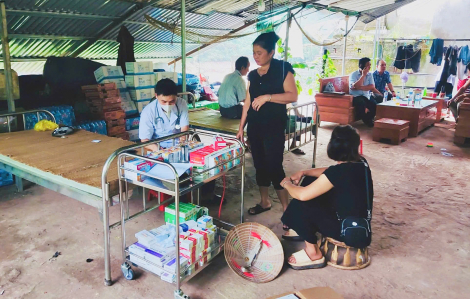 Lập trạm y tế dã chiến hỗ trợ người dân vùng lũ Nghệ An