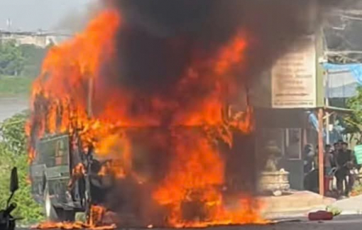 Xe ô tô khách bốc cháy dữ dội trên phố Hà Nội