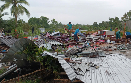 Nhiều nhà dân ở Cà Mau bị sập, tốc mái sau trận dông lốc