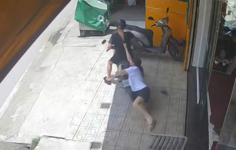 Vô tiệm vàng vờ hỏi mua rồi cướp