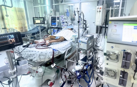 Bé gái sốc tim nguy kịch chỉ sau cơn sốt