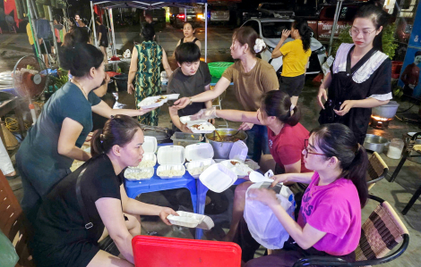 Mưa lũ lịch sử ở Nghệ An: Dìu nhau vượt qua hoạn nạn