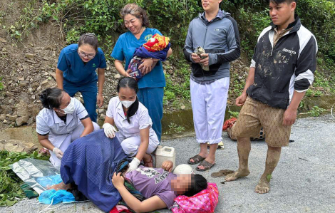 "Nghẹt thở" đỡ đẻ cho sản phụ “sinh rơi” trên đường chạy lũ