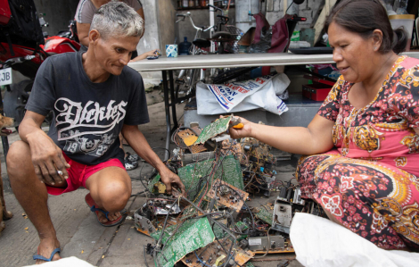 Nhiều người Philippines liều mình với rác thải điện tử độc hại để mưu sinh