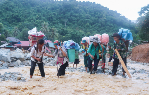 Người dân vùng lũ trèo đèo, lội suối gùi hàng cứu trợ về bản