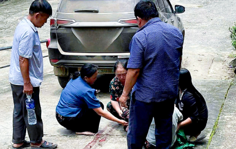 Bé gái 3 tuổi bị ô tô tông tử vong ở sân trung tâm y tế