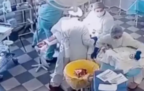 Các bác sĩ Nga bình tĩnh thực hiện phẫu thuật trong trận động đất mạnh