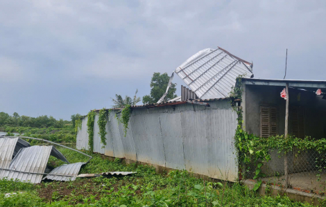 Nhiều nhà dân ở Cà Mau bị sập, tốc mái do dông lốc