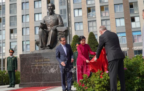 Phu nhân Ngô Phương Ly dự khánh thành Quảng trường Hồ Chí Minh tại St. Petersburg (Nga)