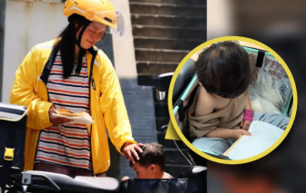 Người mẹ trẻ chở con gái nhỏ bị ung thư đi giao hàng khiến hàng triệu người xúc động